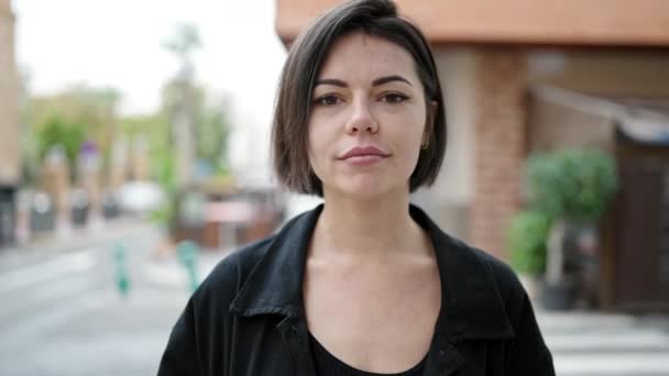 Młoda Kaukaska Kobieta Stojąca Poważnym Wyrazem Twarzy Odmawiająca Palcem Ulicy — Wideo stockowe