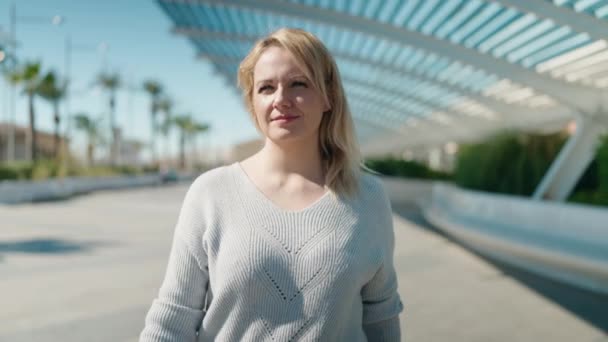 Ung Blond Kvinna Tittar Titta Promenader Med Avslappnad Uttryck Parken — Stockvideo