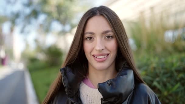 Junge Schöne Hispanische Frau Lächelt Selbstbewusst Park — Stockvideo