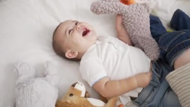 Група Малюків Які Сидять Ліжку Граючи Іграшками Спальні — стокове відео