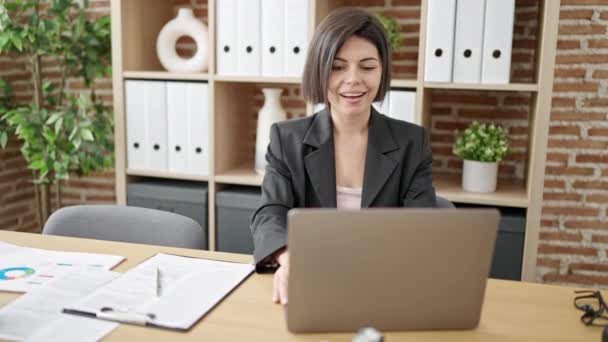 オフィスでノートパソコンを使って仕事をする若い白人女性ビジネスワーカー — ストック動画