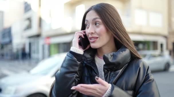 Ung Vacker Latinamerikansk Kvinna Ler Säker Talar Smartphone Gatan — Stockvideo
