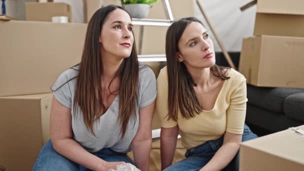 Deux Femmes Souriantes Confiantes Assises Sur Sol Nouvelle Maison — Video