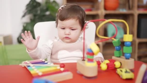 Anaokulunda Masada Oturmuş Oyuncaklarla Oynayan Iki Çocuk — Stok video