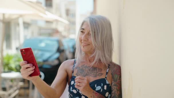 Donna Dai Capelli Grigi Mezza Età Utilizzando Smartphone Con Espressione — Video Stock