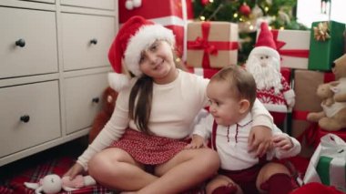 Abim ve ablam evde oturup birbirlerine sarılıyorlar.