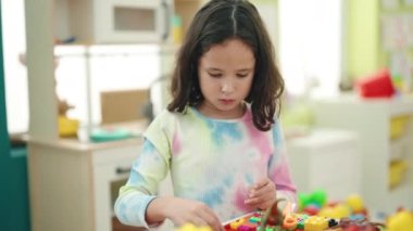 Anaokulunda inşaat bloklarıyla oynayan sevimli Çinli kız.