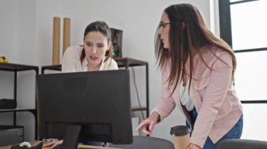 Klinikte kahve içen iki kadın iş kadını.