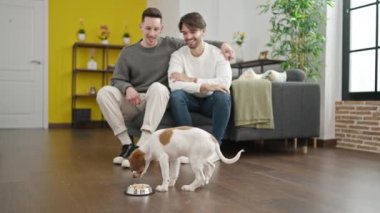 Evde yemek için köpek arayan iki adam.