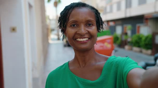 Африканская Женщина Средних Лет Улыбается Уверенно Имея Видеозвонок Улице — стоковое видео