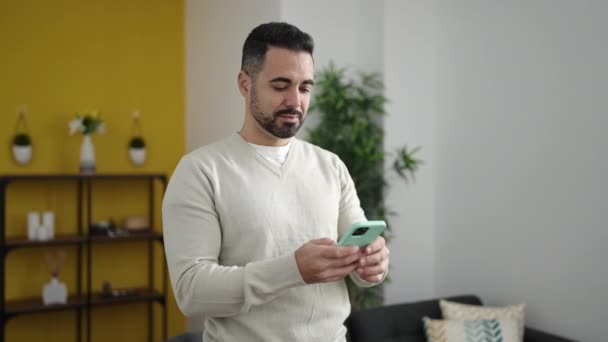 Mladý Hispánec Pomocí Smartphone Dělá Gesto Doma — Stock video