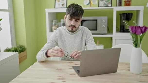 Jonge Spaanse Man Met Laptop Zet Bril Eetzaal — Stockvideo