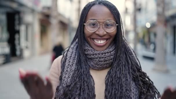 Αφρικανή Γυναίκα Χαμογελά Σίγουρος Ζητώντας Έρθει Στο Δρόμο — Αρχείο Βίντεο