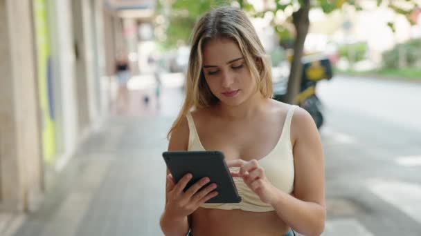 Νεαρή Ξανθιά Γυναίκα Χρησιμοποιώντας Touchpad Την Έκφραση Νικητής Στο Δρόμο — Αρχείο Βίντεο
