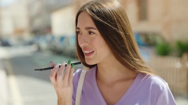 Nuori Kaunis Latino Nainen Hymyilee Luottavainen Puhuu Älypuhelimeen Kadulla — kuvapankkivideo