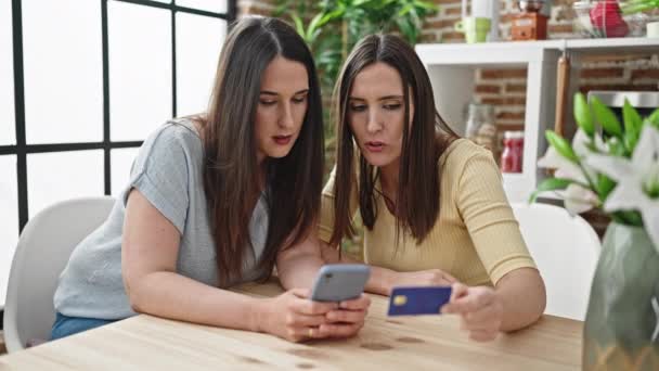 Δύο Γυναίκες Ψωνίζουν Online Smartphone Και Πιστωτική Κάρτα Στην Τραπεζαρία — Αρχείο Βίντεο