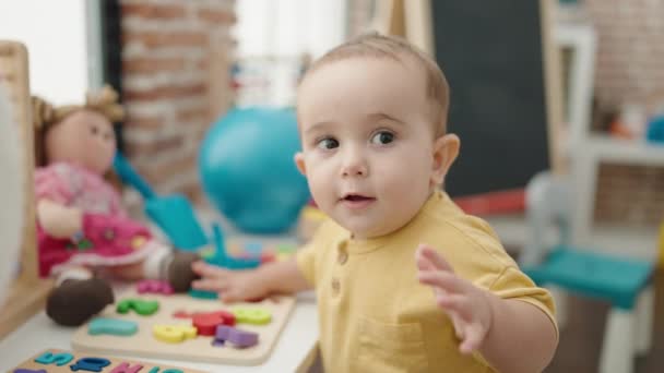 Adorável Bebê Hispânico Jogando Com Matemática Jogo Quebra Cabeça Jardim — Vídeo de Stock