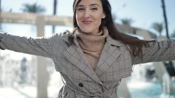 Krásná Hispánská Žena Usmívá Sebevědomě Otáčí Sama Parku — Stock video