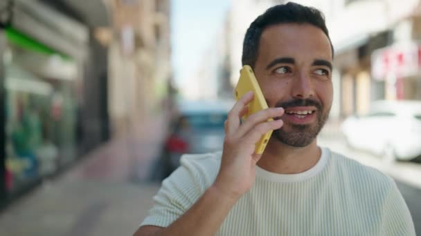 Mladý Hispánec Usmívá Sebevědomě Mluví Smartphonu Ulici — Stock video