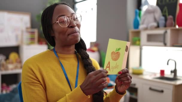 Wanita Afrika Guru Prasekolah Pada Pelajaran Kosa Kata Taman Kanak — Stok Video