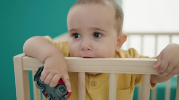可愛いですパニック赤ちゃん立ち上のクレイドル吸い木製Balustradeでベッドルーム — ストック動画