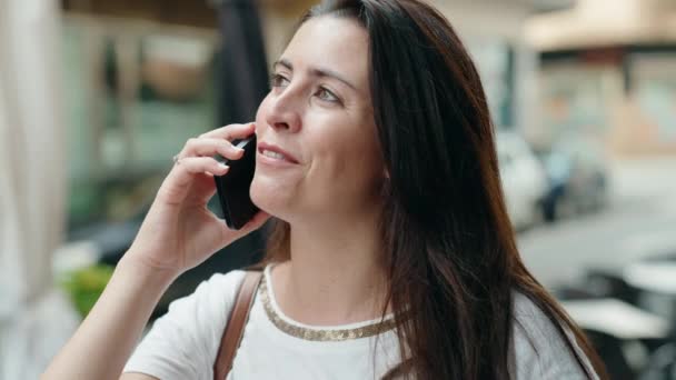 Jovem Bela Mulher Hispânica Sorrindo Confiante Falando Smartphone Rua — Vídeo de Stock
