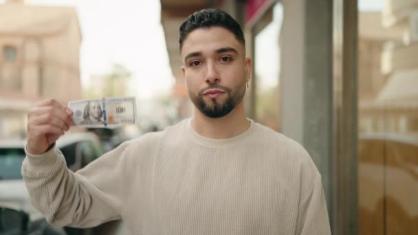 Fiatal Arab Férfi Tör 100 Dolláros Bankjegy Utcán — Stock videók