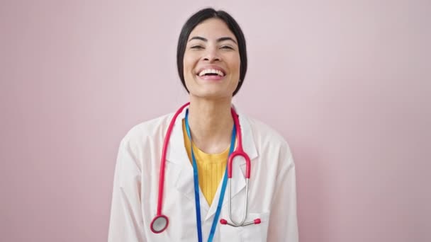Wanita Cantik Hispanik Muda Tersenyum Berdiri Percaya Diri Atas Latar — Stok Video