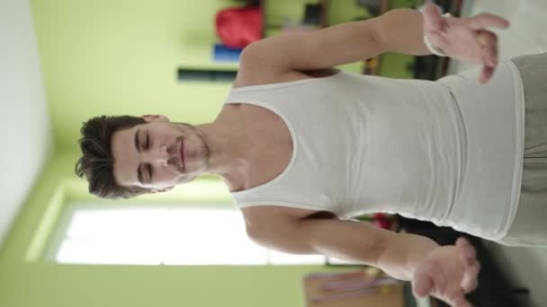 Ung Latinamerikansk Man Ler Tryggt Stretching Sportcenter — Stockvideo