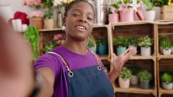 アフリカ系アメリカ人女性花屋にっこり自信を持ってビデオ通話で花屋 — ストック動画