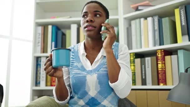 Afrykańska Amerykańska Studentka Rozmawiająca Smartfonie Pijąca Kawę Uniwersytecie Bibliotece — Wideo stockowe