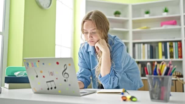 Joven Estudiante Rubia Usando Laptop Sonriendo Universidad Biblioteca — Vídeos de Stock