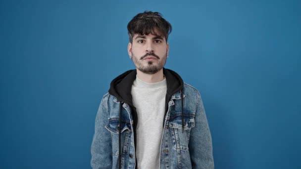 Jonge Spaanse Man Wijzend Zichzelf Met Winnaarsuitdrukking Geïsoleerde Blauwe Achtergrond — Stockvideo