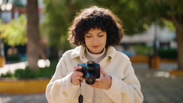 Genç Spanyol Kadın Parkta Profesyonel Kamera Kullanarak Gülümsüyor — Stok video