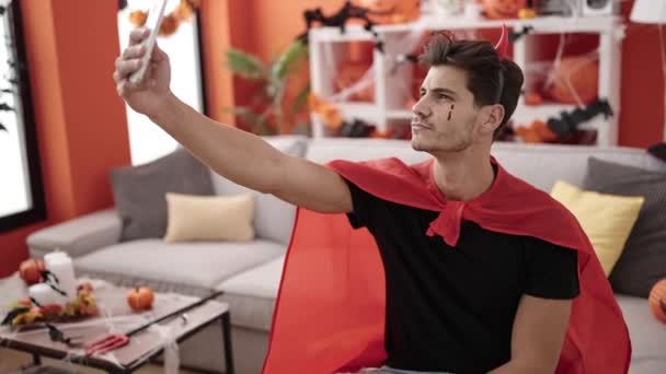 Jonge Spaanse Man Duivelse Kostuum Maken Selfie Door Smartphone Thuis — Stockvideo