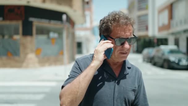 Uomo Mezza Età Che Parla Sullo Smartphone Strada — Video Stock