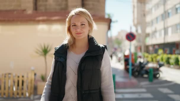 Joven Mujer Rubia Sonriendo Confiada Pie Con Los Brazos Cruzados — Vídeo de stock
