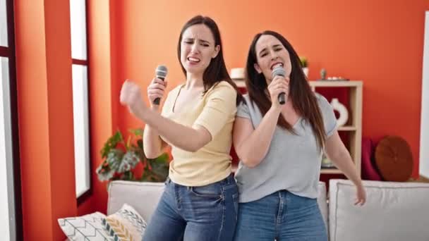 Δύο Γυναίκες Τραγουδούν Και Χορεύουν Στο Σπίτι — Αρχείο Βίντεο