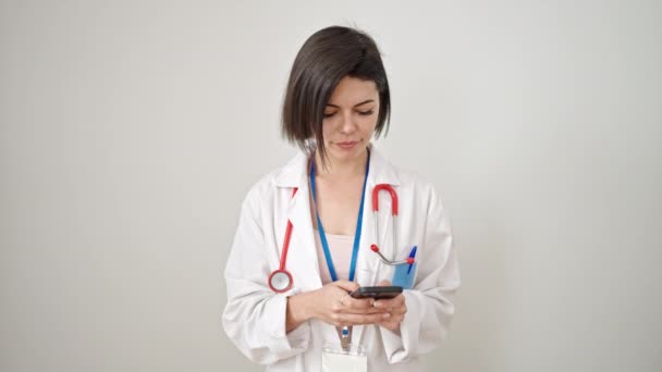 Ung Kaukasiska Kvinna Läkare Ler Säker Med Hjälp Smartphone Över — Stockvideo