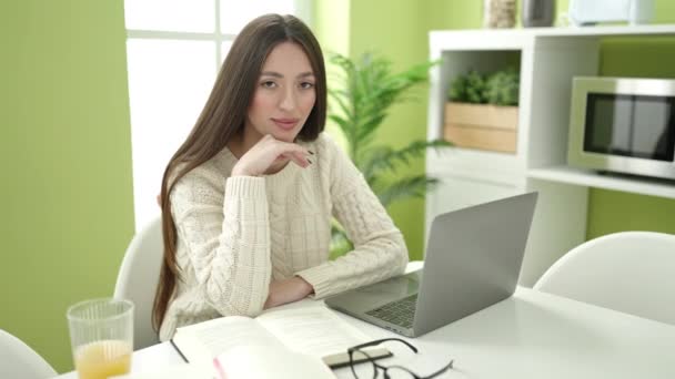 Jovem Bela Mulher Hispânica Estudante Sorrindo Confiante Usando Laptop Estudando — Vídeo de Stock