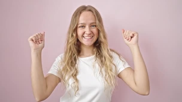 Wanita Pirang Muda Tersenyum Dengan Percaya Diri Tepuk Tangan Dengan — Stok Video