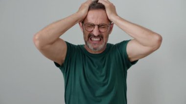 Orta yaşlı bir adam soyutlanmış beyaz arka planda durduğunu vurguladı