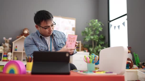Young Chinese Man Preschool Teacher Having Online Vocabulary Lesson Kindergarten — Wideo stockowe