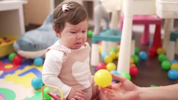 Mutter Und Tochter Weinen Und Spielen Kindergarten Mit Ball Auf — Stockvideo
