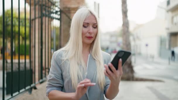 Junge Blonde Frau Macht Selfie Mit Dem Smartphone Auf Der — Stockvideo