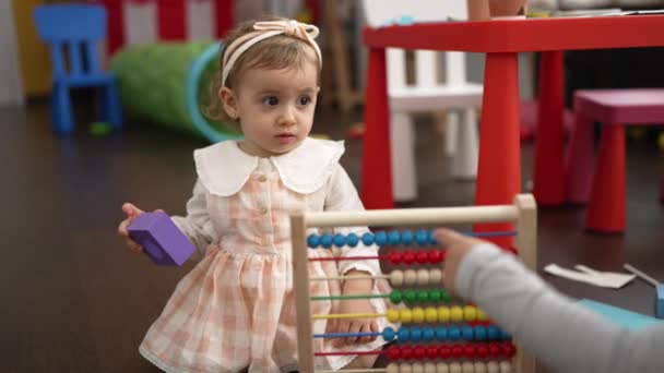 Bedårande Flicka Och Pojke Som Leker Med Abacus Sittande Golvet — Stockvideo