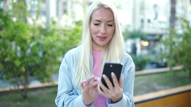 Joven Mujer Rubia Sonriendo Confiada Usando Smartphone Parque — Vídeo de stock