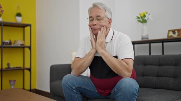 Beyaz Saçlı Orta Yaşlı Bir Adam Evdeki Kanepede Oturuyor — Stok video