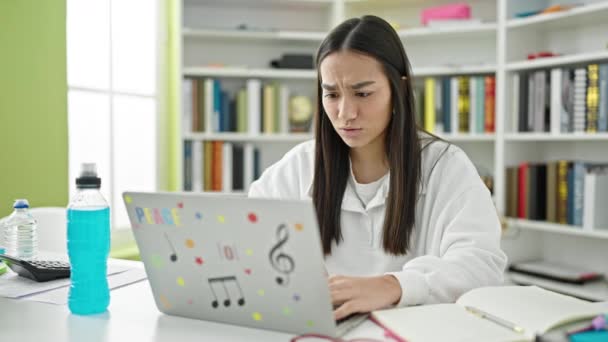 Junge Schöne Hispanische Studentin Gestresst Mit Laptop Studieren Der Universität — Stockvideo