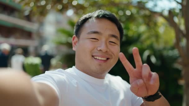 Junger Chinese Lächelt Selbstbewusst Und Macht Selfie Mit Der Kamera — Stockvideo